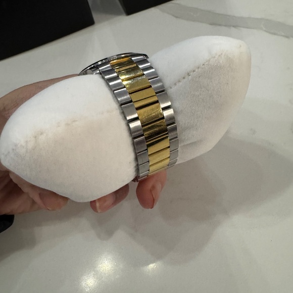 Gucci Quartz b timeless watch - Picture 9 of 11